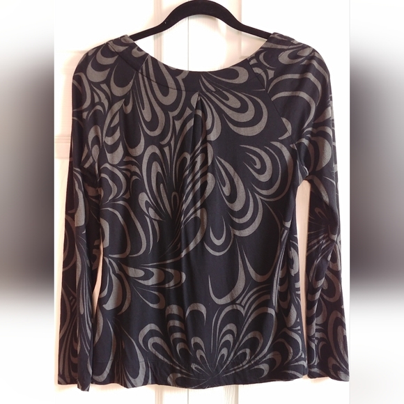 Elle Swirl Patterned Long Sleeve Swing Top Black & Gray Size Medium - Picture 2 of 10